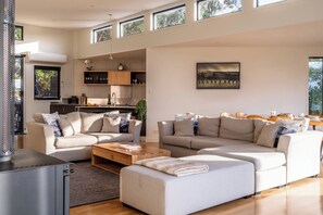 TV, books - The Bolthole - Freycinet Holiday Houses (Coles Bay)