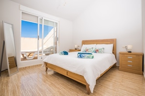 3 bedrooms, desk, iron/ironing board, WiFi