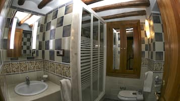 Douche, bidet, serviettes fournies, savon