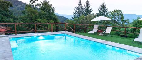 Una piscina al aire libre