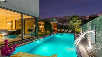 สระว่ายน้ำกลางแจ้ง, เก้าอี้อาบแดดริมสระ