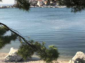 Ghế dài tắm nắng, dù trên bãi biển, khăn tắm biển 