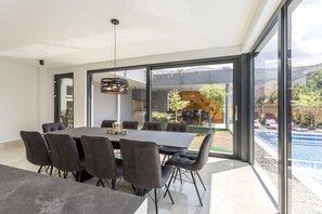 Villa Deluxe, 4 camere da letto, piscina privata, vista mare | Cucina privata | Frigorifero con congelatore, microonde, forno, piano cottura