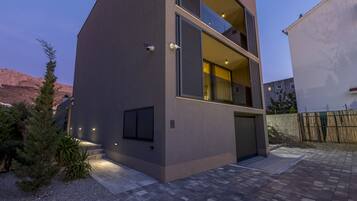 ด้านหน้าที่พัก