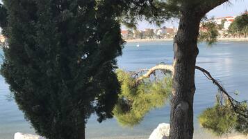 เก้าอี้อาบแดด, ร่มชายหาด, ผ้าเช็ดตัวชายหาด, นวดบนชายหาด