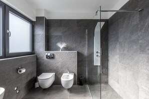 Vila luxo, 4 quartos, piscina particular, vista para o mar | Banheiro | Chuveiro, ducha de hidromassagem, produtos de toalete grátis 