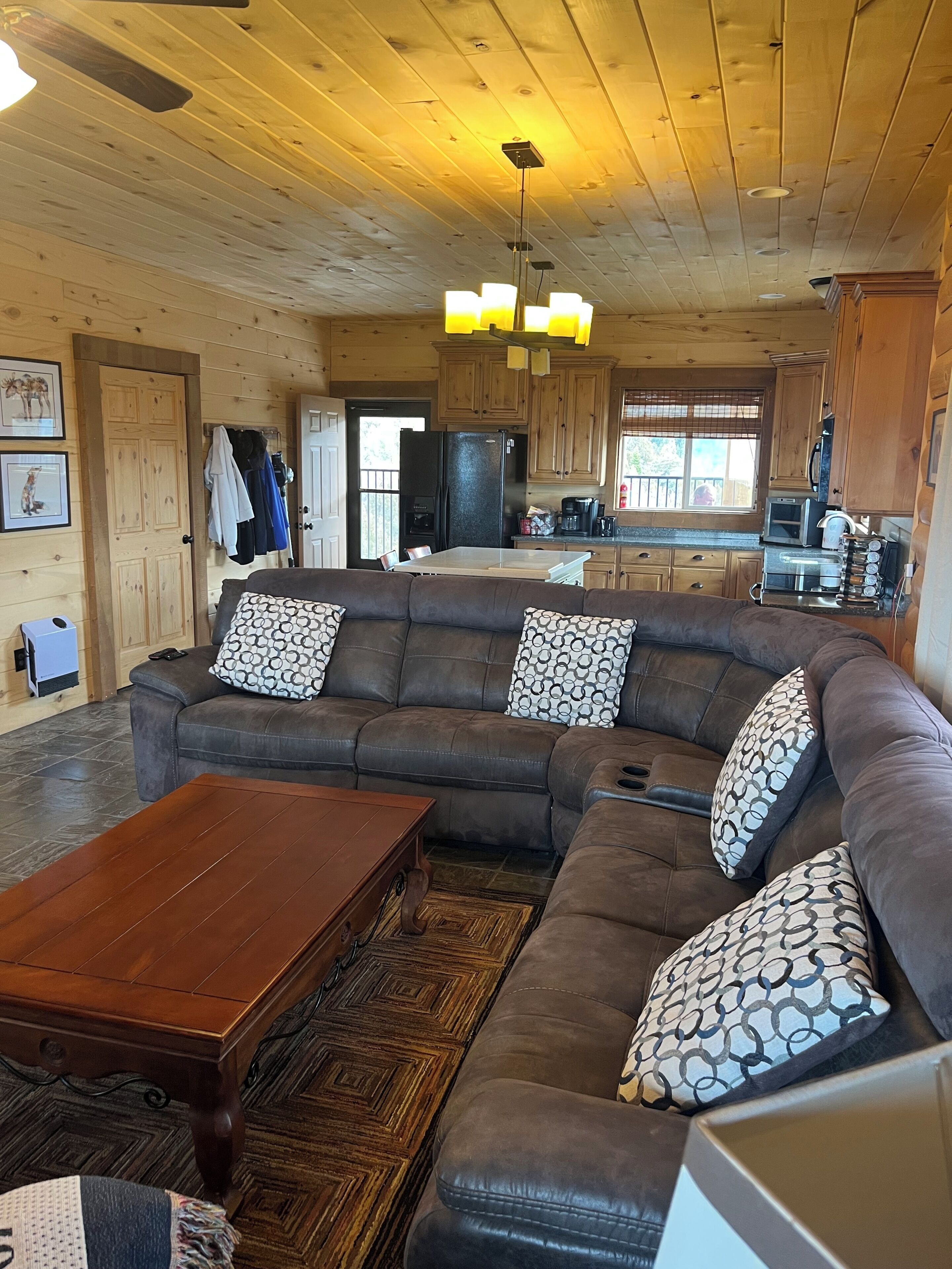 TV connectée, cheminée, lecteur de DVD, table de tennis de table