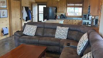 TV connectée, cheminée, lecteur de DVD, table de tennis de table