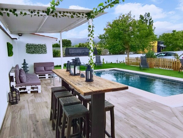 Outdoor dining - Vivienda Turistica "El Coberteras" with private swimming pool, fireplace, barbecue. (Cogollos de Guadix)