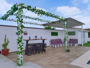 Outdoor dining - Vivienda Turistica "El Coberteras" with private swimming pool, fireplace, barbecue. (Cogollos de Guadix)