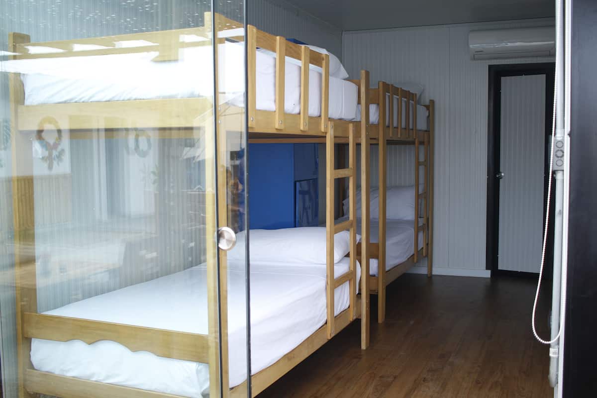 Kamar Quadruple Basic, Beberapa Tempat Tidur | Ruang kerja ramah laptop, tirai kedap cahaya, dan Wi-Fi gratis
