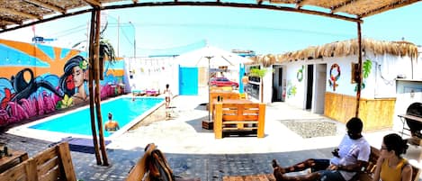Quầy bar bên hồ bơi