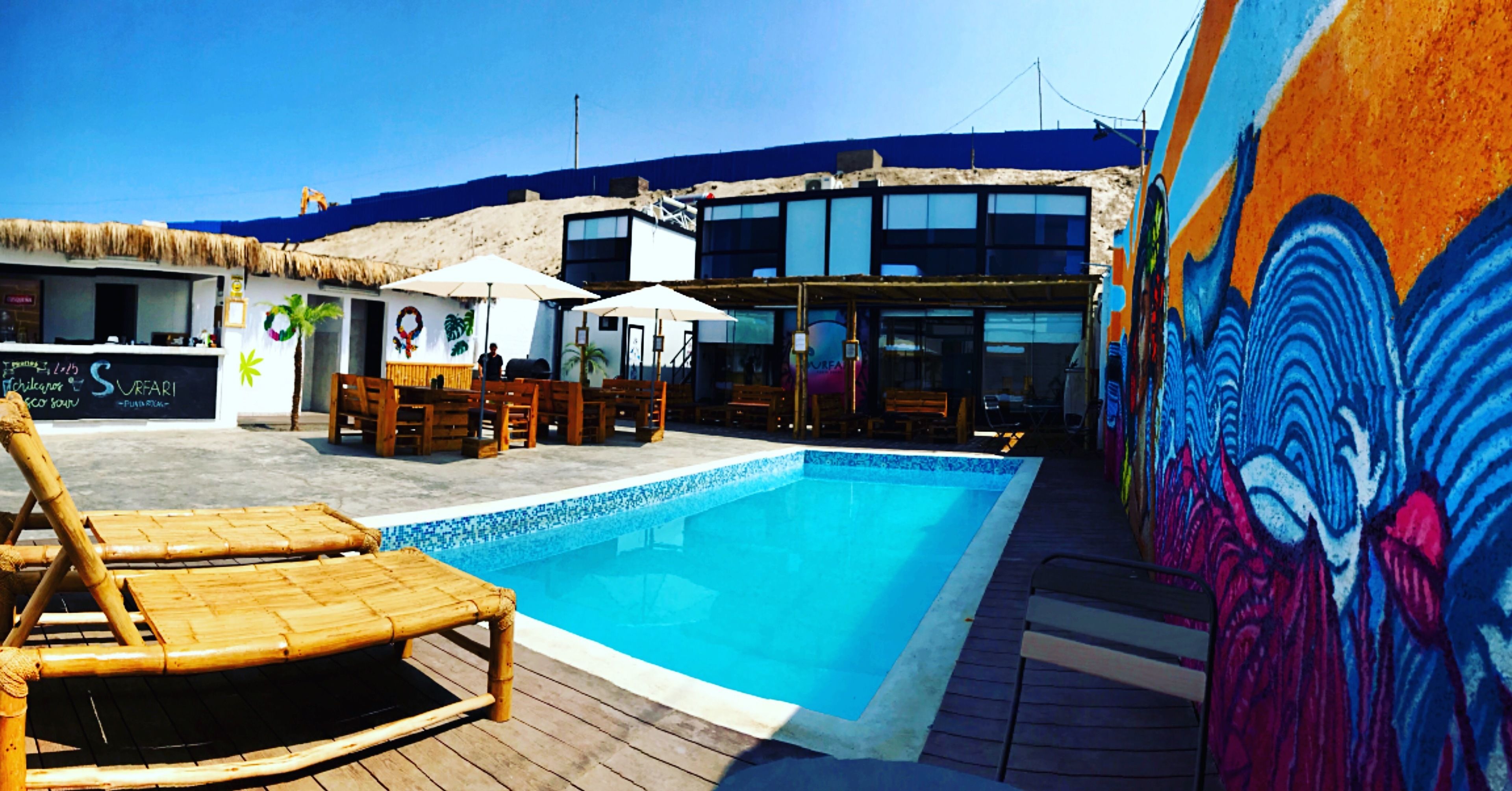 Piscina externa, funciona das 9h às 21h, guarda-sóis, espreguiçadeiras