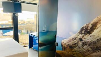 Laptopgeeigneter Arbeitsplatz, Verdunkelungsvorhänge, kostenloses WLAN