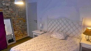 4 chambres, fer et planche à repasser, accès au Wi-Fi (inclus)
