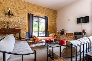 Televisie, een open haard en een dvd-speler