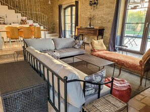 Tv, eldstad och dvd-spelare