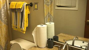 Hårføner, håndklær og toalettpapir