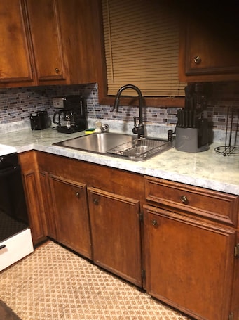 Fridge, microwave, oven, stovetop. Lovely 4 bdr vacation living