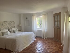 7 makuuhuonetta, työpöytä, silitysrauta/-lauta, vauvan matkasänky