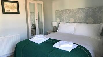 2 bedrooms, desk, iron/ironing board, travel crib