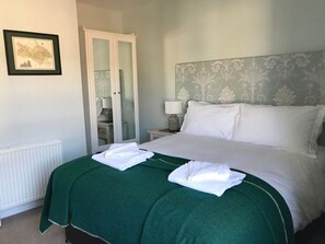 2 makuuhuonetta, työpöytä, silitysrauta/-lauta, vauvan matkasänky