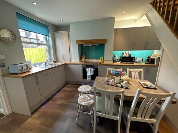 Jääkaappi, mikroaaltouuni, uuni, liesi