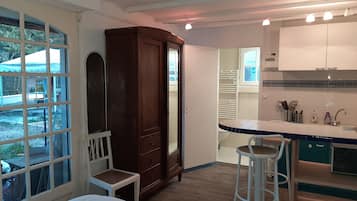 7 chambres, bureau, fer et planche Ă repasser, lit parapluie
