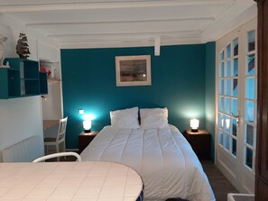 7 Schlafzimmer, Schreibtisch, Bügeleisen/Bügelbrett, Reisekinderbett