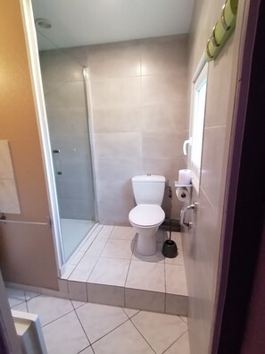 Een douche, een haardroger, toiletpapier