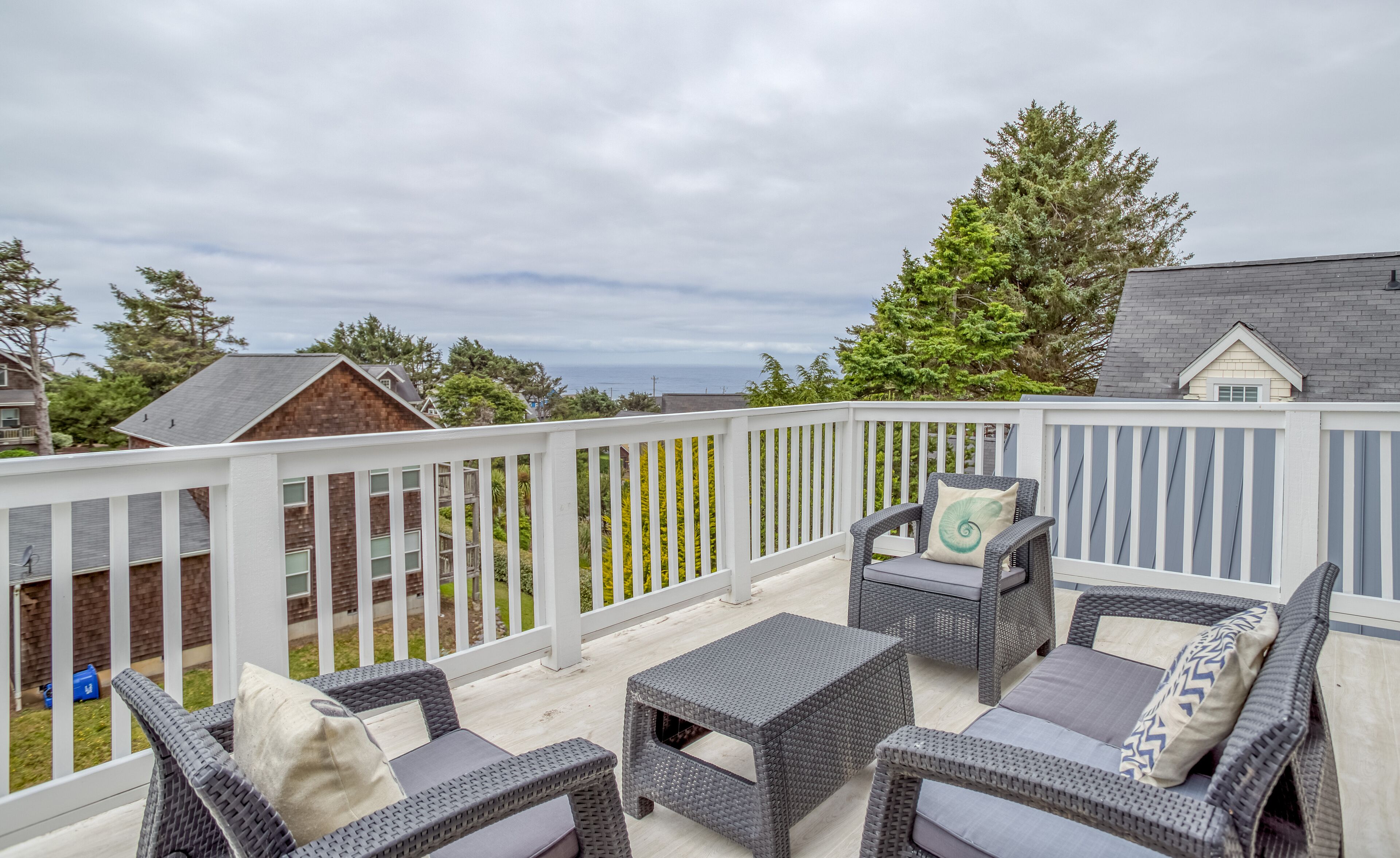 Large Stunning Luxury Ocean View Beach Home in Roads End!