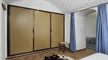 2 dormitorios, tabla de planchar con plancha, ropa de cama