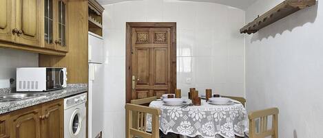 Microondas, cafetera y tetera y utensilios de cocina