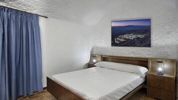 2 soverom, strykejern/-brett og sengetøy