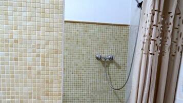 Secador de pelo y toallas