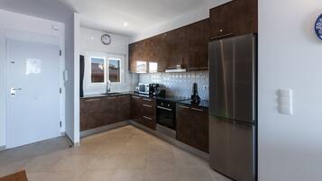 Frigorífico, microondas, horno y placa de cocina