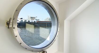 Studio central et moderne sur Eco-Houseboat!