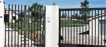 Restauriertes Bauernhaus in der Landschaft von Molise