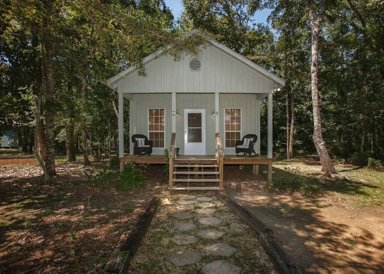 Outdoorsy cottage in Fairhope, AL - pet friendly