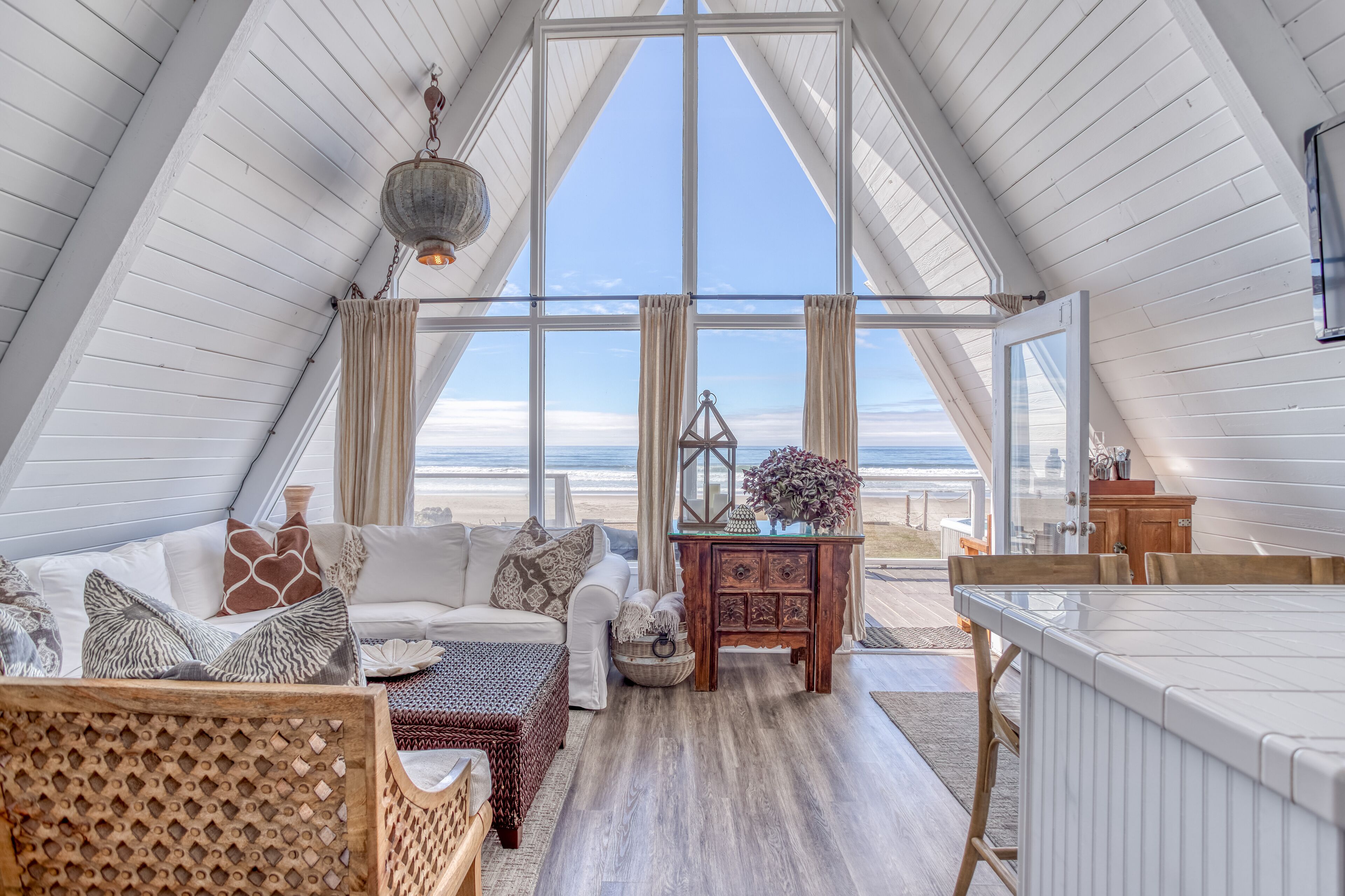 Charming, Cozy Ocean Front Home in Roads End.  Great Views and Beach Access