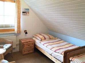 2 bedrooms, travel cot, free WiFi