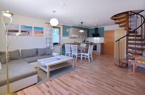 TV, DVD player, stereo - Cozy FHH up to 4 p. near Prerow harbor, pets allowed, WLAN, washing machine (Ostseebad Prerow)