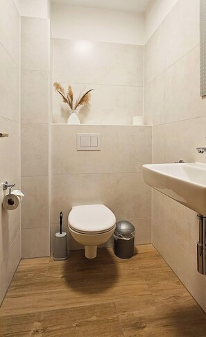 Shower - Cozy FHH up to 4 p. near Prerow harbor, pets allowed, WLAN, washing machine (Ostseebad Prerow)