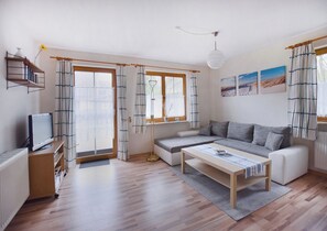 TV, DVD player, stereo - Cozy FHH up to 4 p. near Prerow harbor, pets allowed, WLAN, washing machine (Ostseebad Prerow)