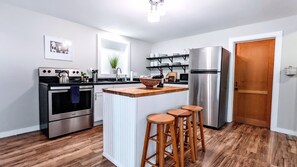 Kjøleskap, mikrobølgeovn, ovn og kokeplater