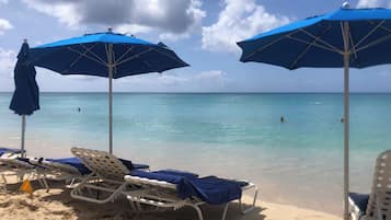 Camastros y toallas de playa