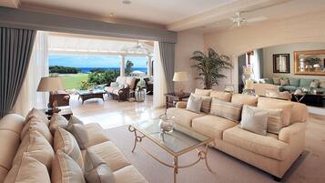 Smart TV, reproductor de DVD, futbolito y tenis de mesa