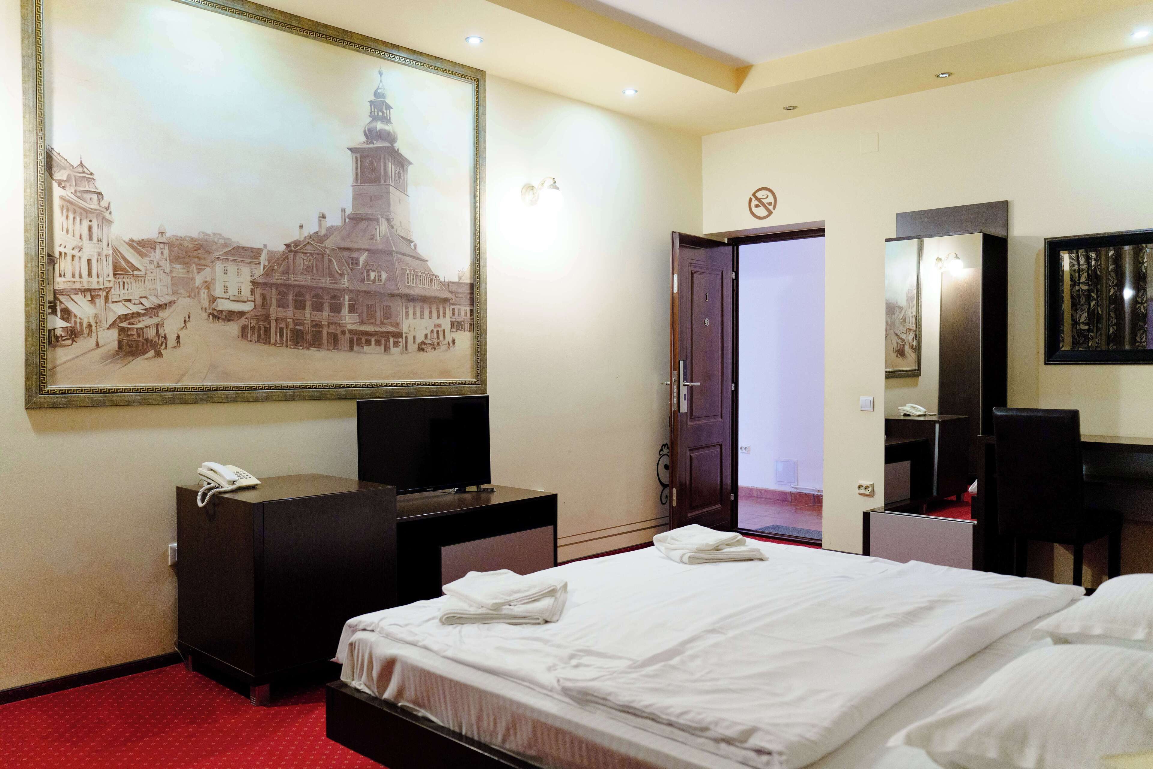 Habitación básica doble | Caja de seguridad en la habitación y decoración personalizada 