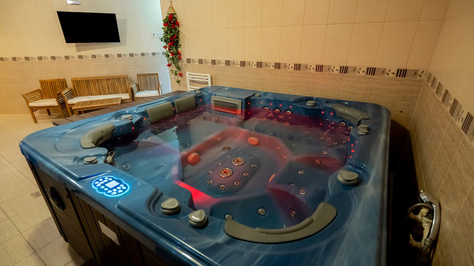 Kamar Double Deluks | Kamar mandi | Bathtub dengan aliran air dan perlengkapan kamar mandi ramah lingkungan