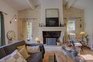 TV, fireplace - Villa with private pool, Clansayes – Drôme Provençale (Clansayes)